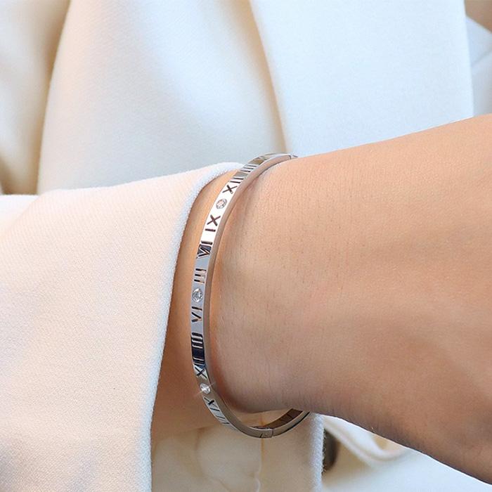 バングル ローマ字 CZダイヤ 4ｍｍ幅 大人可愛い シンプル ジュエリーレディース サージカルステンレス 金属アレルギー対応 | BLUE LEAF | 02