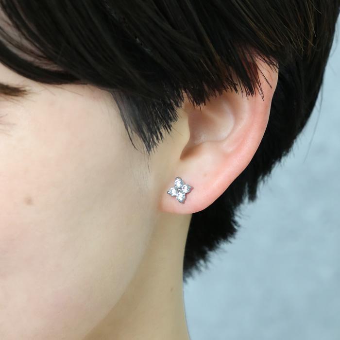BLUE LEAF（ブルーリーフ） ピアス フラワー 花 四つ葉 小ぶり 小さめ