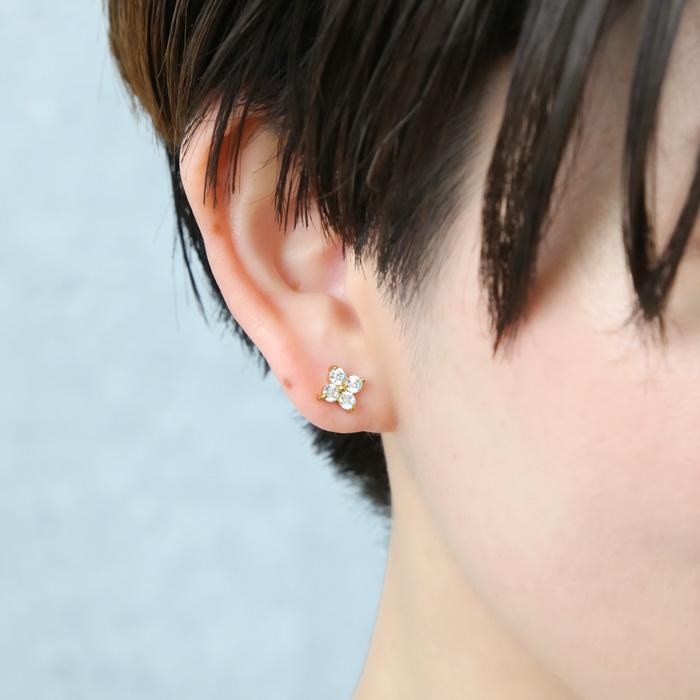 BLUE LEAF（ブルーリーフ） ピアス フラワー 花 四つ葉 小ぶり 小さめ