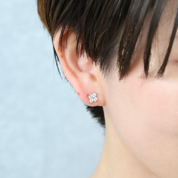BLUE LEAF（ブルーリーフ） ピアス フラワー 花 四つ葉 小ぶり 小さめ