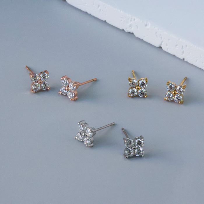 BLUE LEAF（ブルーリーフ） ピアス フラワー 花 四つ葉 小ぶり 小さめ