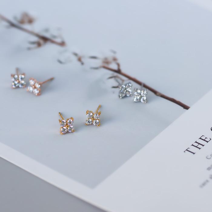 BLUE LEAF（ブルーリーフ） ピアス フラワー 花 四つ葉 小ぶり 小さめ
