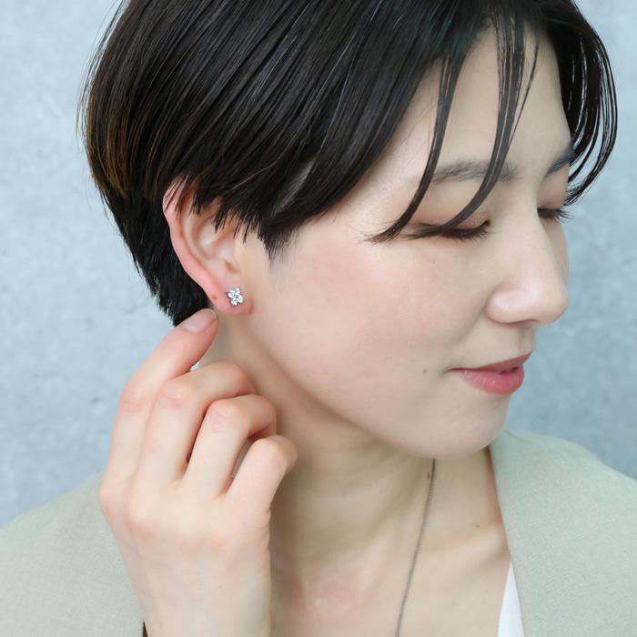 BLUE LEAF（ブルーリーフ） ピアス フラワー 花 四つ葉 小ぶり 小さめ