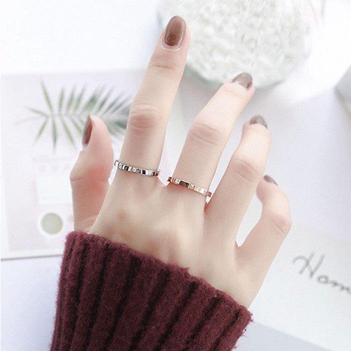 リング 指輪 2mm 3粒 キュービックジルコニア マリッジリング ステンレスリング ペアリング 大人可愛い シンプル 金属アレルギー ジュエリー | BLUE LEAF | 01