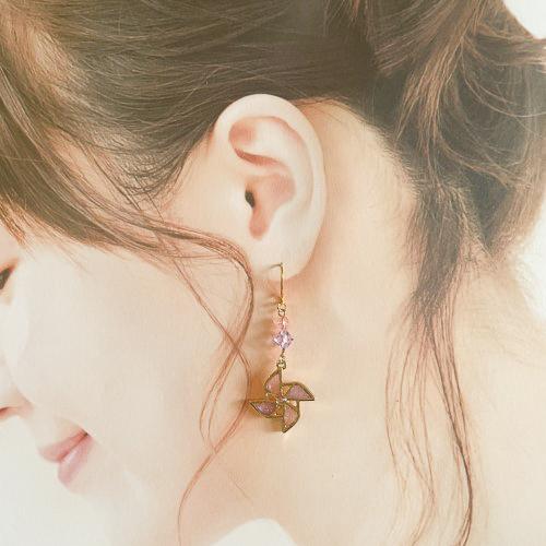 UVレジン ハンドメイドピアス ゴールドフレーム 風車 ピンクVer