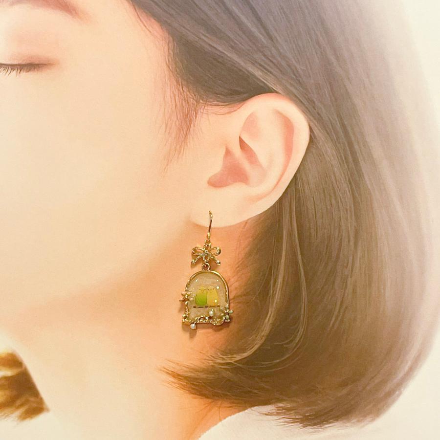 UVレジン ハンドメイドピアス ゴールドフレーム 鳥かごのインコ