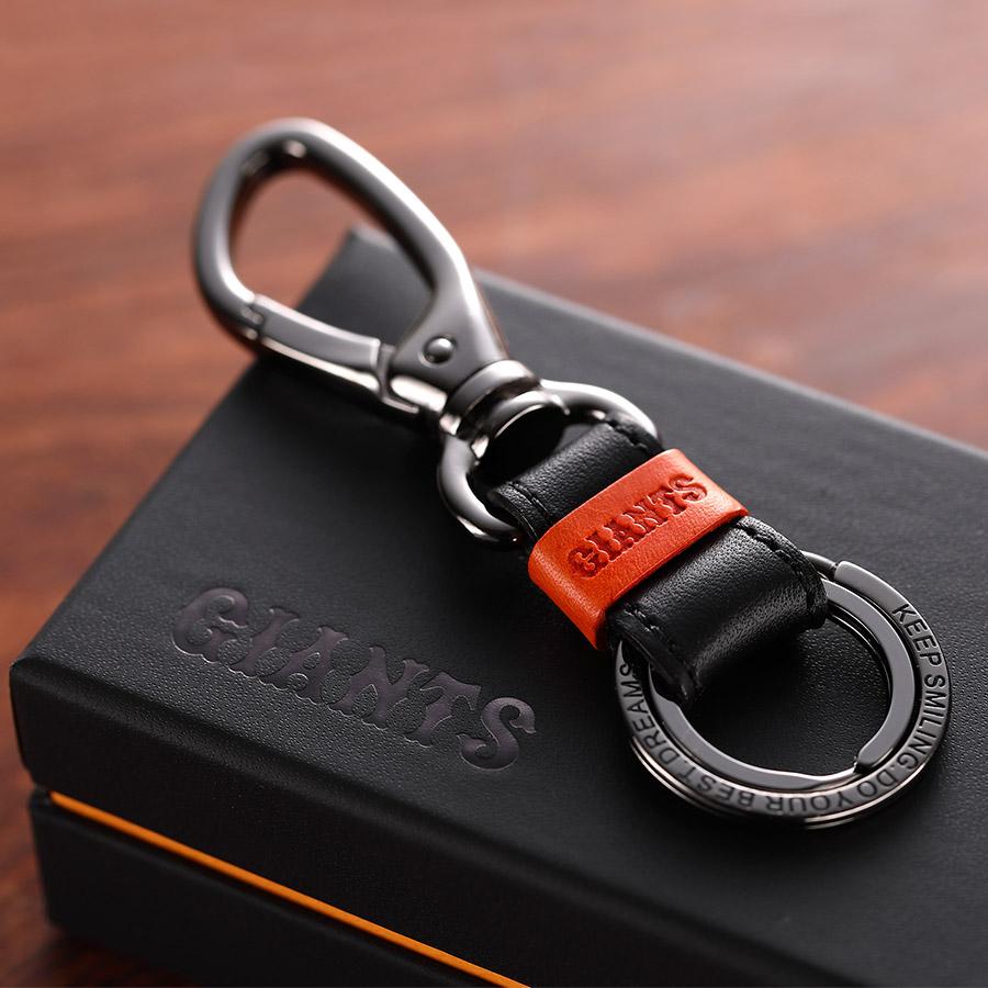 ジャイアンツ8番キーホルダー 巨人グッズ・ジャイアンツ 牛革キーホルダー／カラビナ : ブルームーン