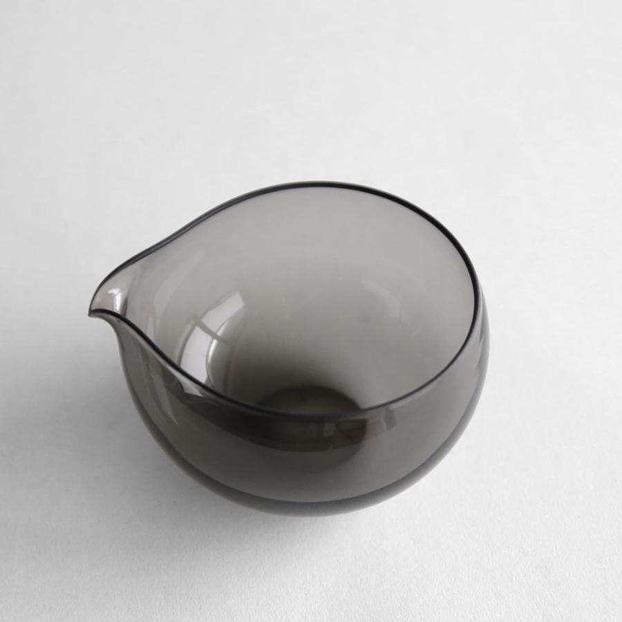 WASHIZUKA GLASS STUDIO / katakuchi maru(charcoal) | ワシズカグラススタジオ/鷲塚貴紀/カップ/片口/カタクチ/チャコール/吹きガラス/ハンドメイド | 116534 |  | 02