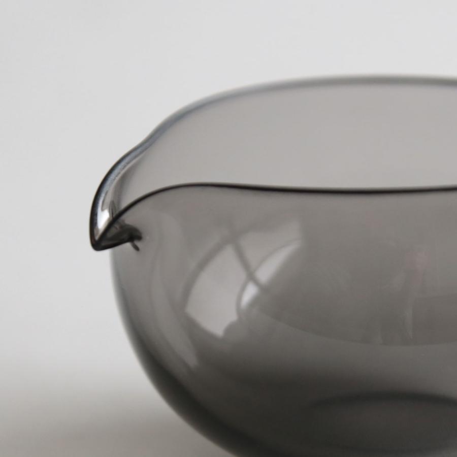 WASHIZUKA GLASS STUDIO / katakuchi maru(charcoal) | ワシズカグラススタジオ/鷲塚貴紀/カップ/片口/カタクチ/チャコール/吹きガラス/ハンドメイド | 116534 |  | 04