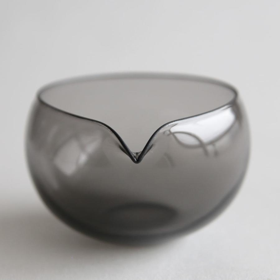 WASHIZUKA GLASS STUDIO / katakuchi maru(charcoal) | ワシズカグラススタジオ/鷲塚貴紀/カップ/片口/カタクチ/チャコール/吹きガラス/ハンドメイド | 116534 |  | 05