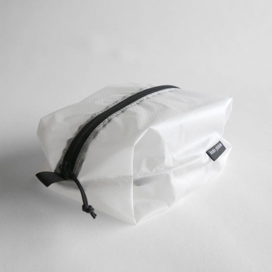 kirahvi yhdeksan / Light pouch - square M (white) | メール便可 3点まで | kirahvi9/キラハビーユフデクサン/ライトポーチ/ホワイト | 117474 |  | 01