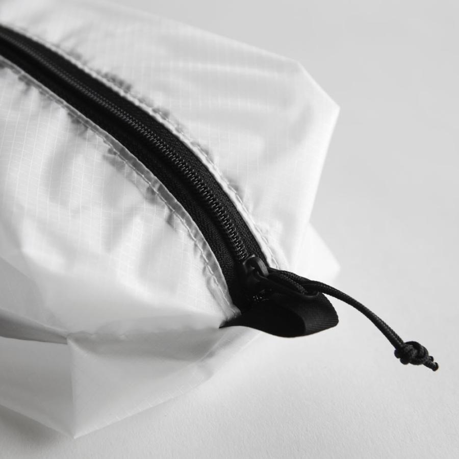 kirahvi yhdeksan / Light pouch - square M (white) | メール便可 3点まで | kirahvi9/キラハビーユフデクサン/ライトポーチ/ホワイト | 117474 |  | 02