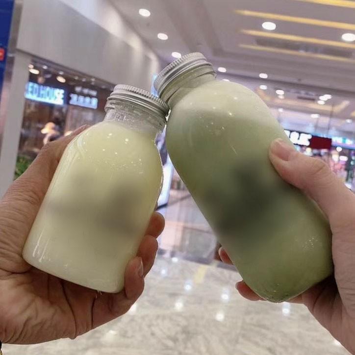 テイクアウト おしゃれ ドリンクボトル ボトル容器 400ml  ROUND TUBE 銀蓋 ボトルドリンク 100個セットの画像