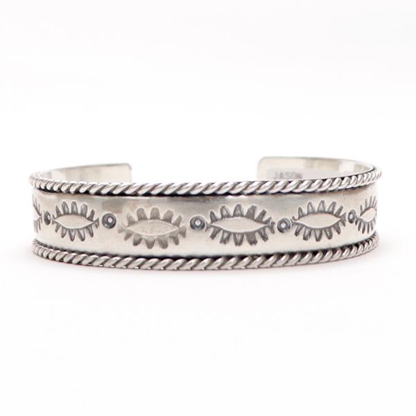 ジェイソン・バヘ【Jason Bahe】NAVAJO 080249 バングル シルバーアクセサリー インディアンジュエリー ナバホ族 ユニセックス アクセサリー ギフト |  | 02
