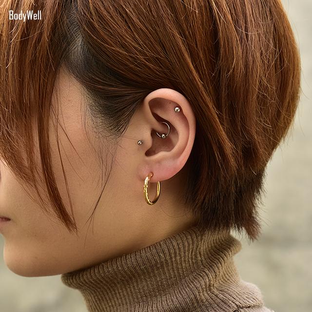 206,英字凸凹ピアスカフェオレ