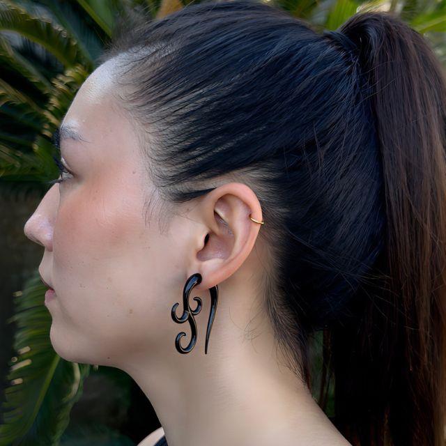 アクリルピアス 16G 2Gに見える ブラック トライバルスパイラル