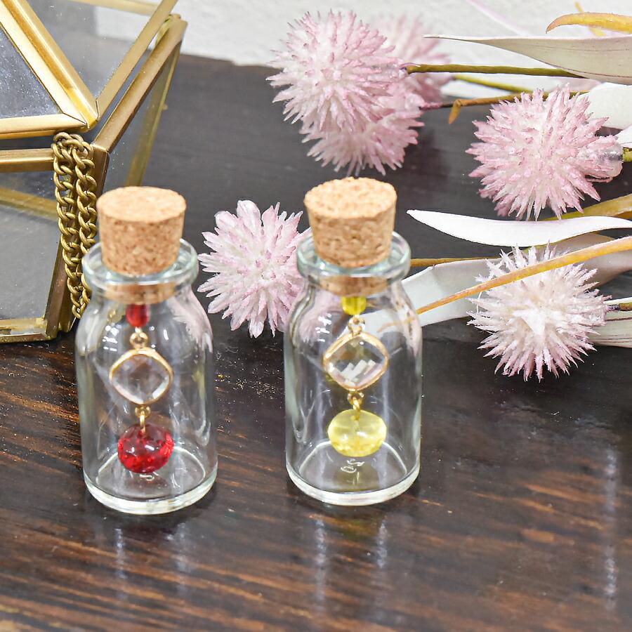 虹色チェコビーズのチャーム　ハンドメイドアクセサリーパーツ チェコビーズとお花がモチーフのにじいろチャーム ハンドメイド