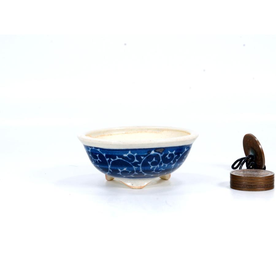 染付反縁切足丸　　横幅6.7cm
