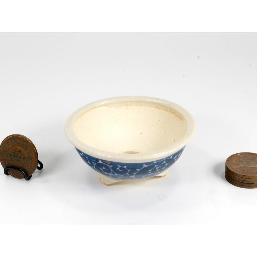 染付反縁切足丸　　横幅6.7cm
