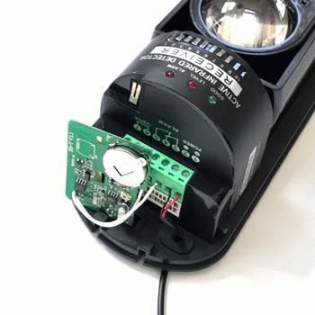 赤外線 3レンズ ビームセンサー,センサー間を人や動物が横切ると 赤外線 3レンズ ビームセンサー,センサー間を人や動物が横切ると