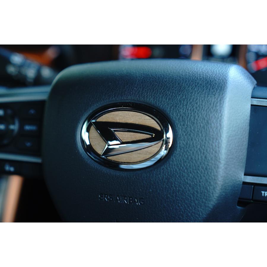 ダイハツ（DAIHATSU） タフト ステアリングエンブレム 天然木 