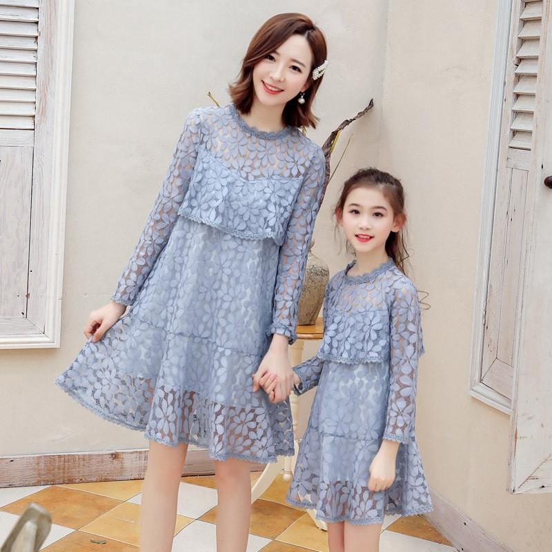 親子コーデ 親子ペアルック リンクコーデ ママとお揃い フラワー デザイン 重ね着風 長袖 ワンピース 膝丈 Aライン ブルー ホワイト 透け感 シースルー クラシカ Apaproduction Fr