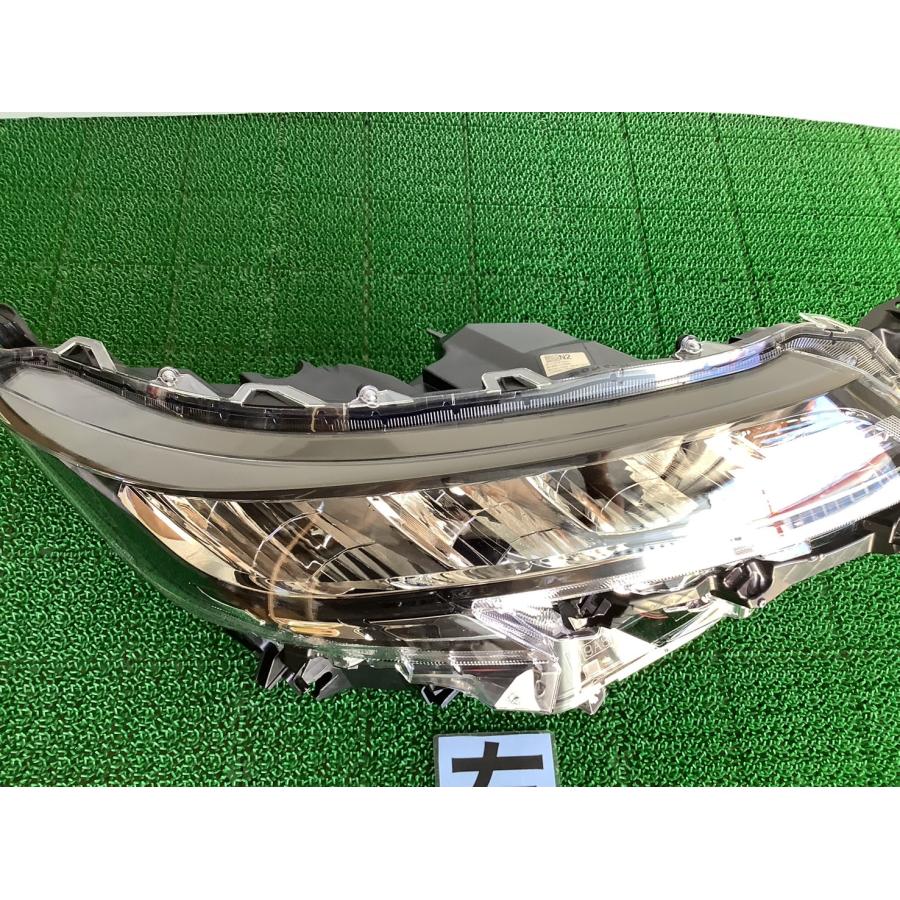 即決】美品 送料込 ノア 6AA ZWR90W ヘッドライト ランプ 右 LED