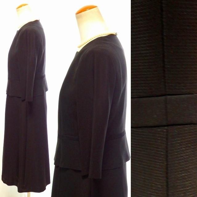 KAZU ITO カズ イトウ  最高品質素材生地 サテンプリーツ切替 微細ボーダー ノーカラー衿 オールシーズン対応 アンサンブルの画像