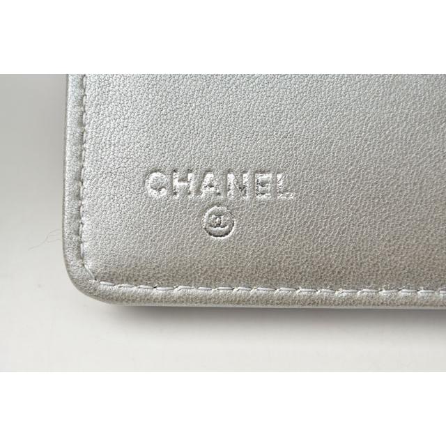 キャビアスキン シャネル 財布 CHANEL 折財布 A50087 カメリア型押し