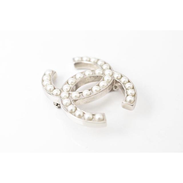 美品 シャネルブローチ CHANEL ピンブローチパールモチーフ ココマーク CHANEL（シャネル） ブローチ ピンブローチ パールモチーフ ココマーク