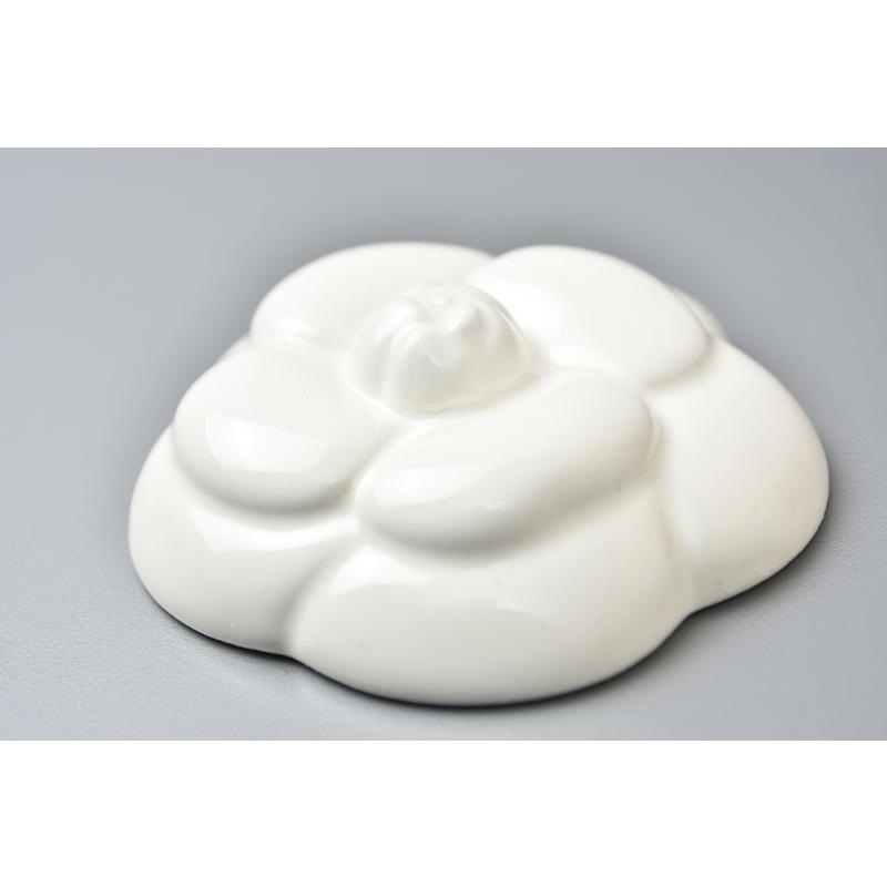 CHANEL カメリアフローラルデザイン小物入れ3個セット　箱付き　未使用品 CHANEL（シャネル） 未使用 ノベルティ インテリア小物 セラミック