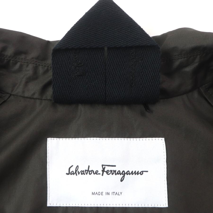 美品▼Salvatore Ferragamo サルヴァトーレフェラガモ 2022年製 コットン100% 比翼仕立て ロゴ入りボタン ステンカラーコート チャコールグレー 52 イタリア製 正規品 メンズ 美品▽サルヴァトーレフェラガモ 2022年製 比翼仕立て ロゴ入りボタン