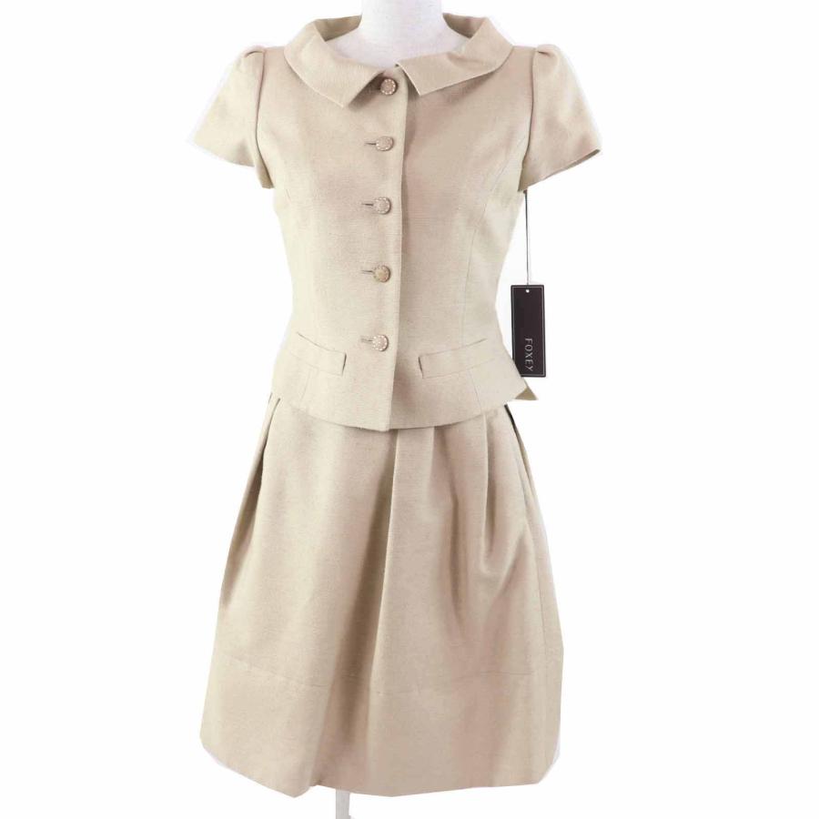 極美品◎FOXEY フォクシー 31529 31555 シルク100％ ストーン付きボタン・ロゴプレート付き セットアップ ベージュ 38 ハンガー付 正規品 FOXEY（フォクシー） 極美品◎FOXEY 31529 31555 シルク100％ ストーン