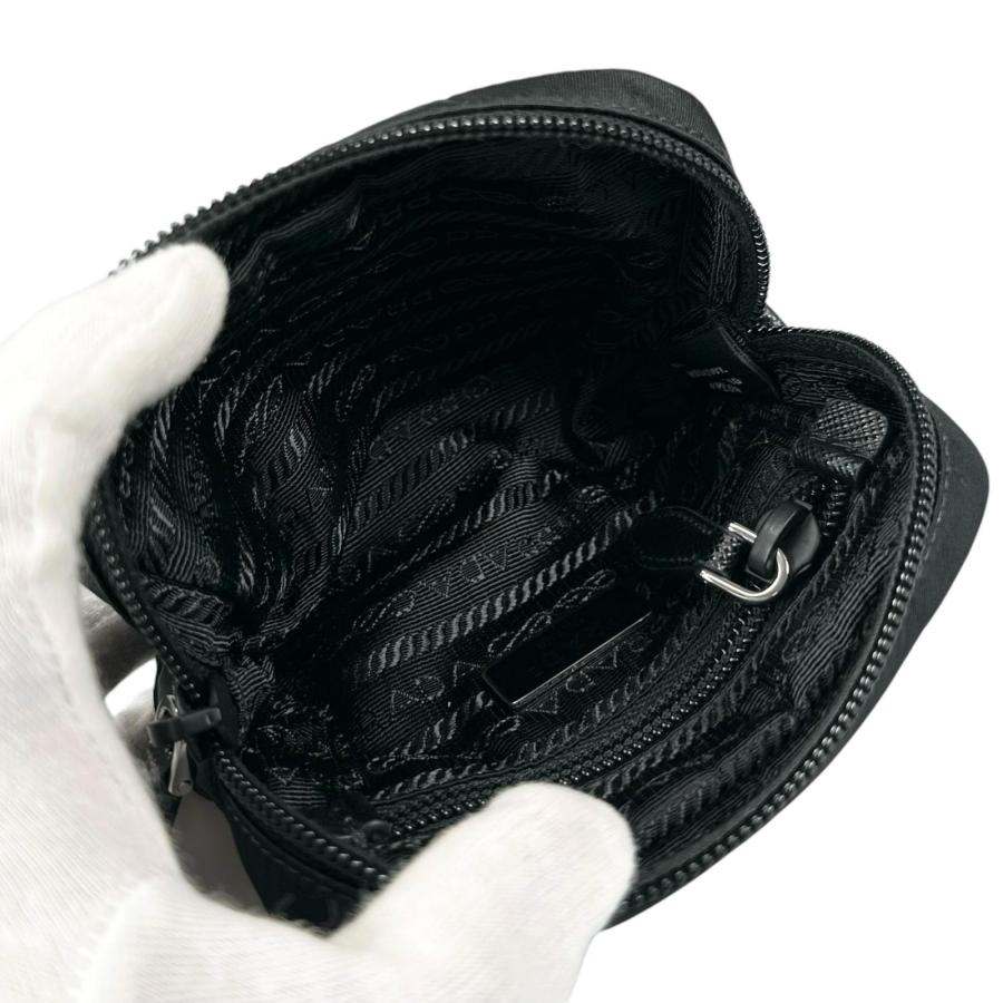 PRADA（プラダ） 極美品△PRADA Re-Nylon トライアングルロゴ コスメ
