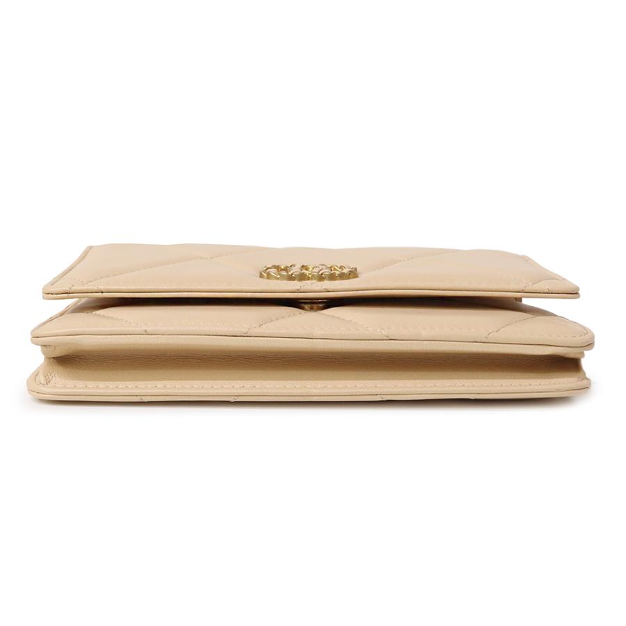 CHANEL (新品・未使用品)シャネル 19 ココマーク マトラッセ CHANEL (新品・未使用品)シャネル 19 ココマーク マトラッセ