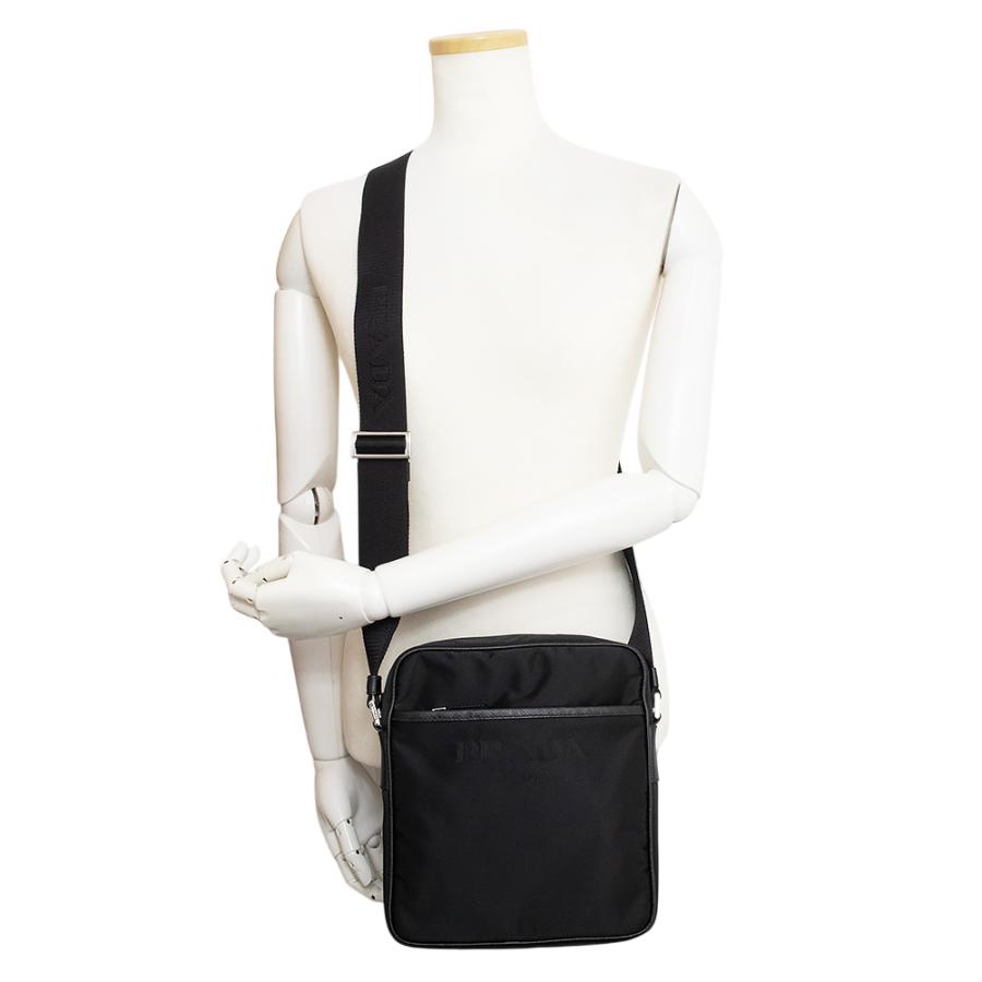 PRADA (未使用 展示品)プラダ 三角ロゴプレート クロスボディ PRADA (未使用 展示品)プラダ 三角ロゴプレート クロスボディ