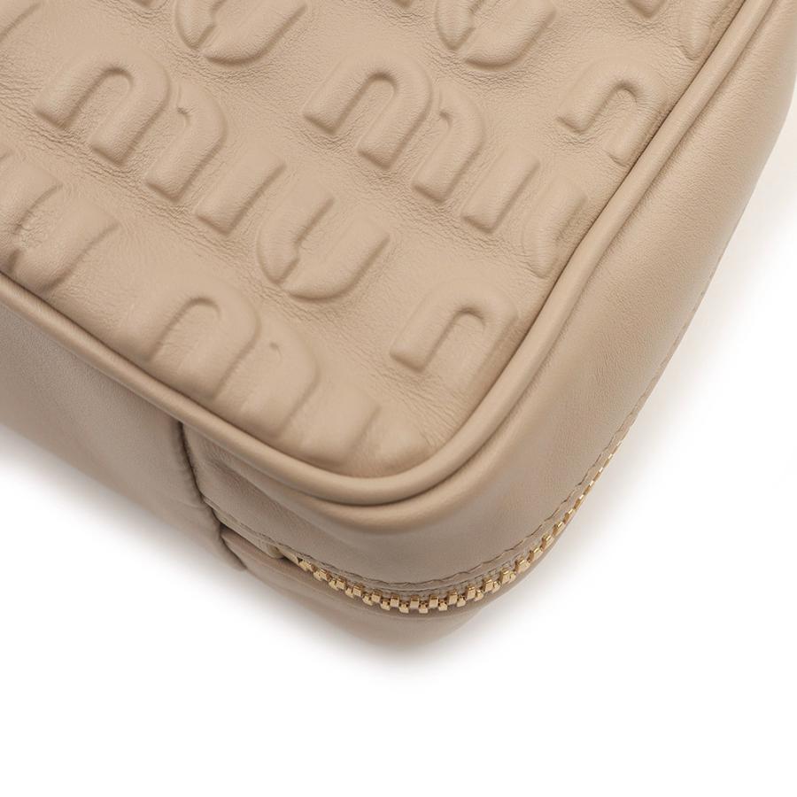 ミュウミュウ エンボス ロゴ チェーン ショルダーバッグ レザー ベージュ ゴールド金具 5BB114 miu miu（未使用　展示品） miu miu（ミュウミュウ） （未使用 展示品）ミュウミュウ エンボス
