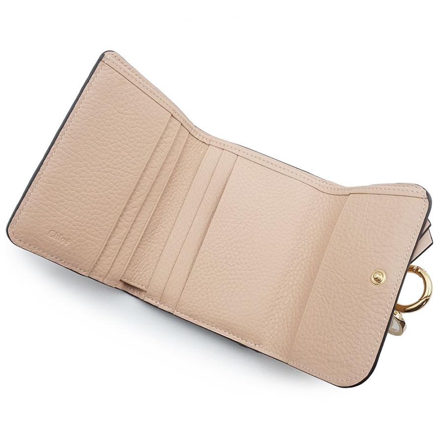 （新品・未使用品）Chloe クロエ CHC17AP945 アルファベット alphabet Cチャーム スモール トリフォールドウォレット カーフスキン ピンクベージュ 三つ折り財布の画像