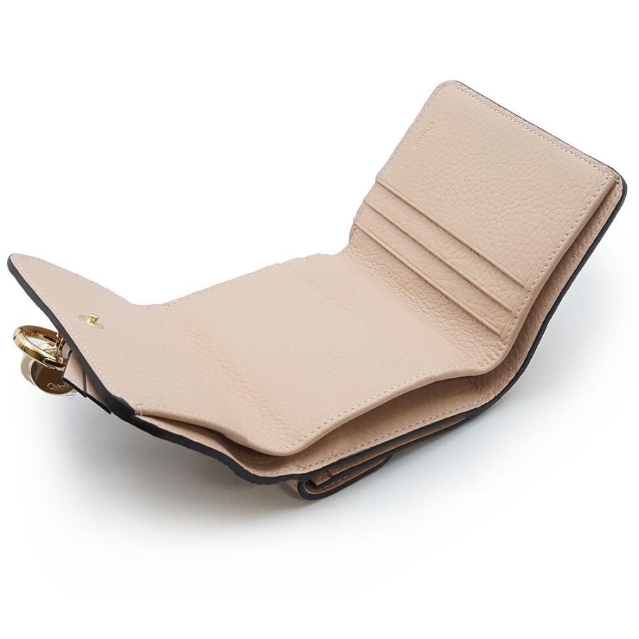 （新品・未使用品）Chloe クロエ CHC17AP945 アルファベット alphabet Cチャーム スモール トリフォールドウォレット カーフスキン ピンクベージュ 三つ折り財布の画像