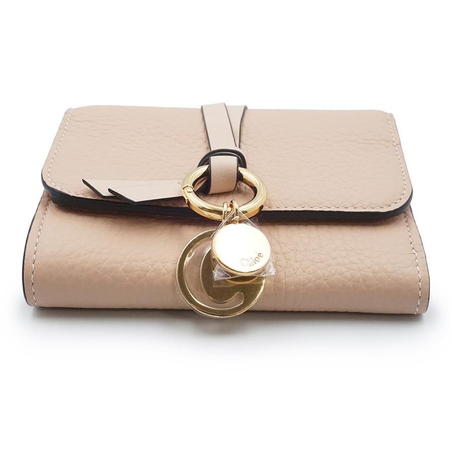 （新品・未使用品）Chloe クロエ CHC17AP945 アルファベット alphabet Cチャーム スモール トリフォールドウォレット カーフスキン ピンクベージュ 三つ折り財布の画像