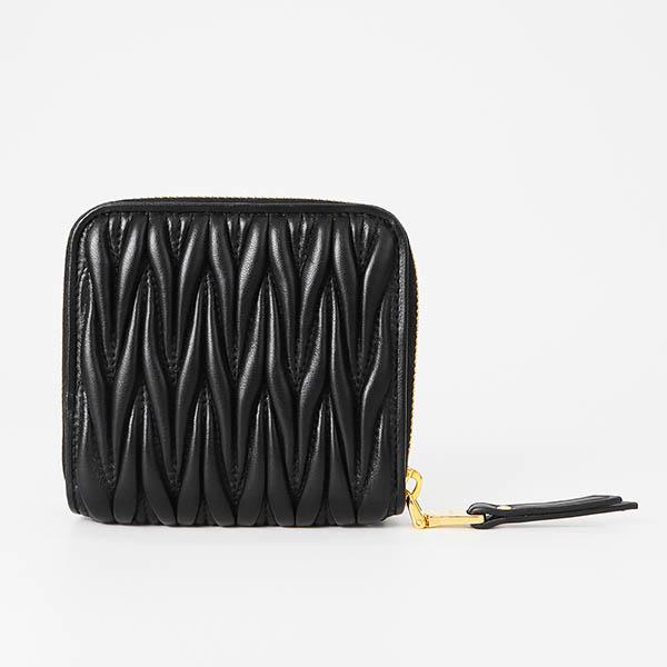 miu 《5%OFFクーポン対象》ミュウミュウ MIU 二つ折り財布 miu 《5%OFFクーポン対象》ミュウミュウ MIU 二つ折り財布