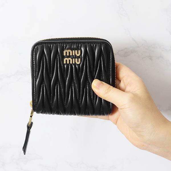 miu 《5%OFFクーポン対象》ミュウミュウ MIU 二つ折り財布 miu 《5%OFFクーポン対象》ミュウミュウ MIU 二つ折り財布