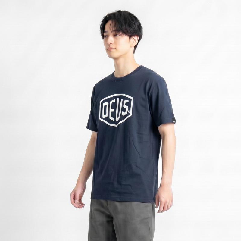 《クーポン》デウス・エクス・マキナ Tシャツ Deus Ex Machina メンズ 半袖 ロゴ S/M/L ネイビー T-DMW41808E NAVY | DEUS EX MACHINA