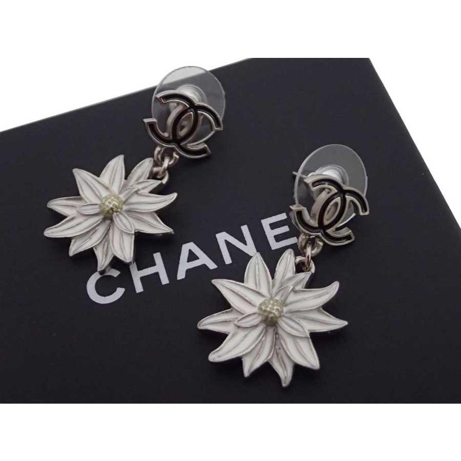 信頼 シャネル シャネル Chanel ピアス ココマーク ココマーク フラワー 金属素材ｘエナメル シルバーｘホワイトｘブラック Chanel 美品 ユニオンスポーツ 5af Shoppingmundooriental Com Br