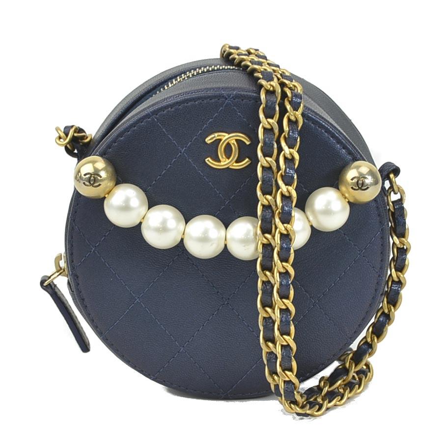 CHANEL パールロゴポシェット ハンドルのロゴが可愛い♪】CHANEL チェーン クラッチ パール (CHANEL