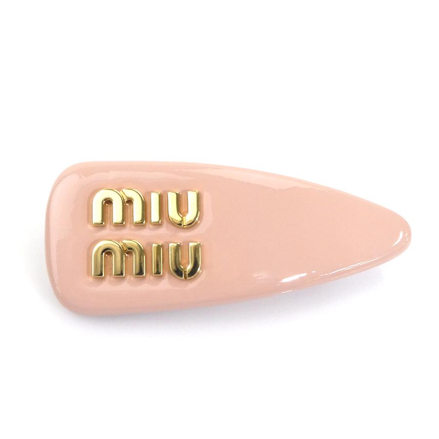 miu miu（ミュウミュウ） バレッタ パテントレザー/メタル ピンク