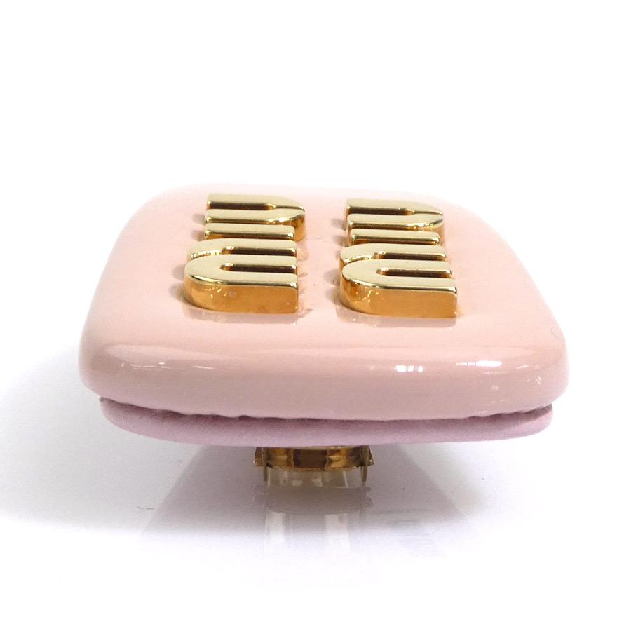 miu miu（ミュウミュウ） バレッタ パテントレザー/メタル ピンク