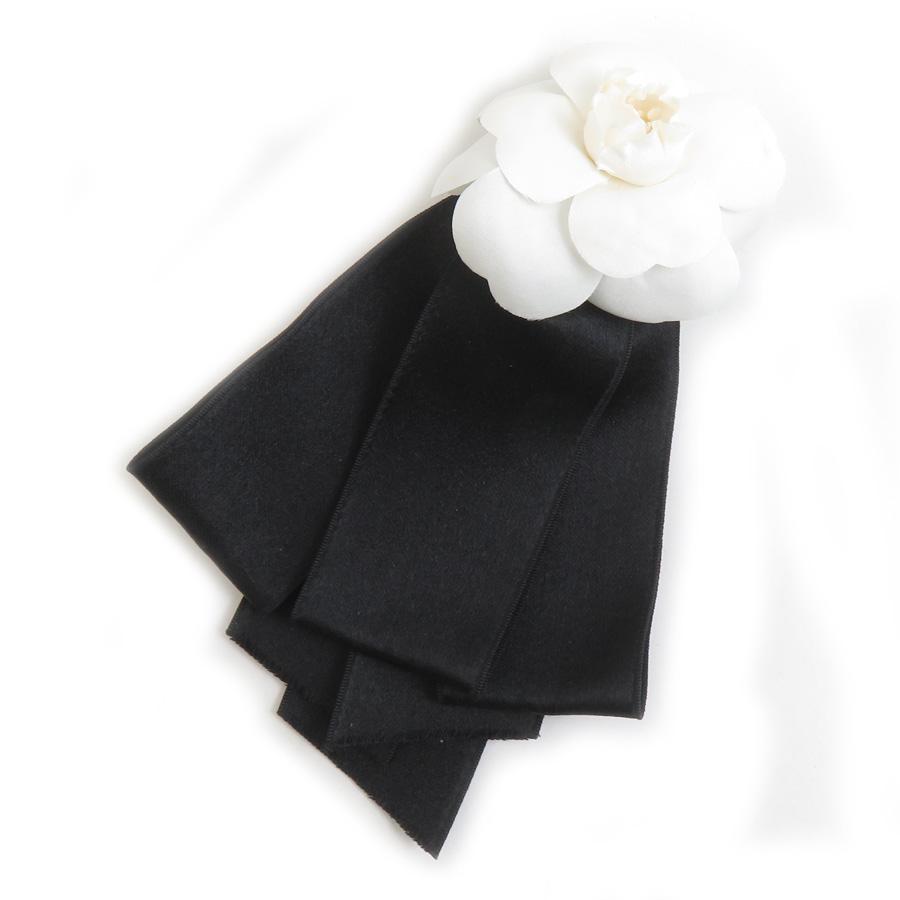 CHANEL（シャネル） ブローチ カメリア テキスタイル/サテン オフ