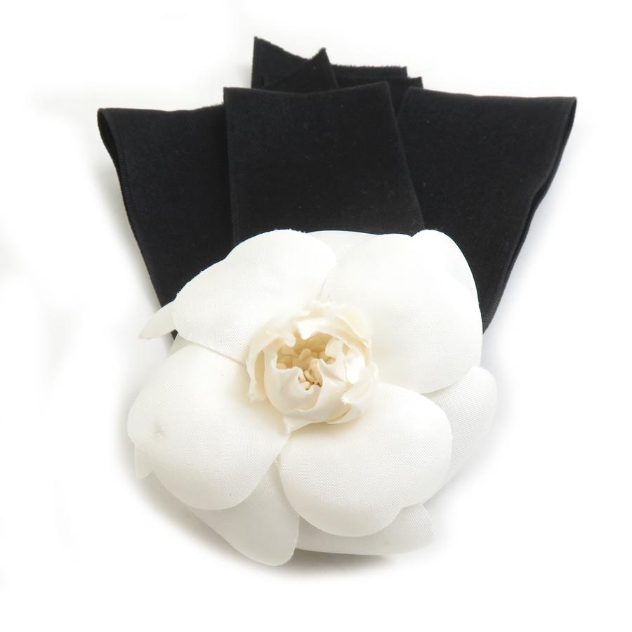 CHANEL（シャネル） ブローチ カメリア テキスタイル/サテン オフ