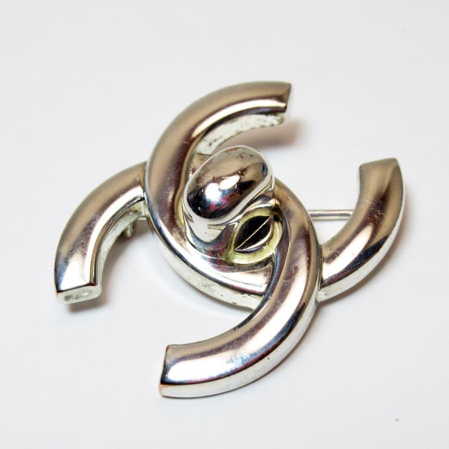 ♡CHANELシャネル　ヴィンテージ　ターンロック　ブローチ・シルバー♡ CHANEL（シャネル） ブローチ ターンロック ココマーク 金属素材